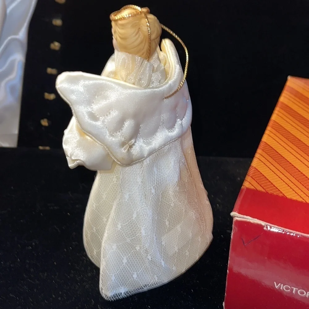Avon Vtg Collectible Ornament “Victorian Angel” In orig box